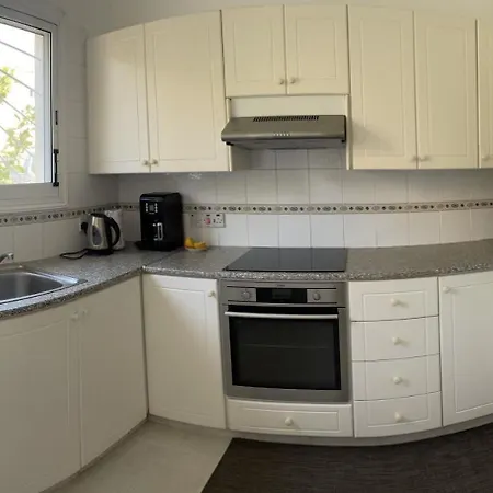 3 Bedroom House Regina Gardens بيت للعطل