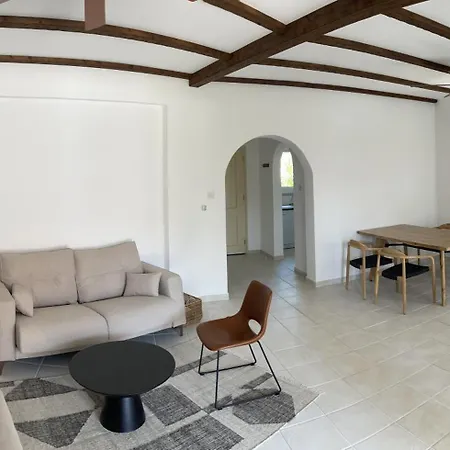 펜션 3 Bedroom House Regina Gardens 파포스