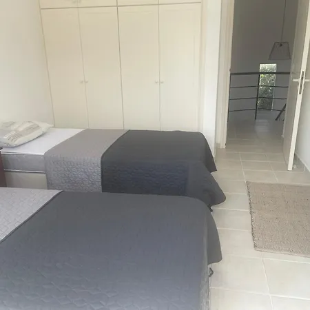 3 Bedroom House Regina Gardens 파포스